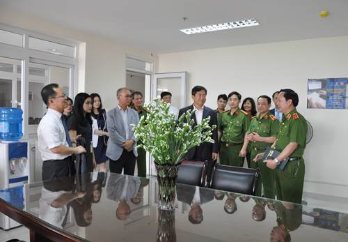 Nhân dịp này, Đoàn đã đến thăm phòng làm việc của các chuyên gia Hàn Quốc đang làm việc tại Học viện CSND